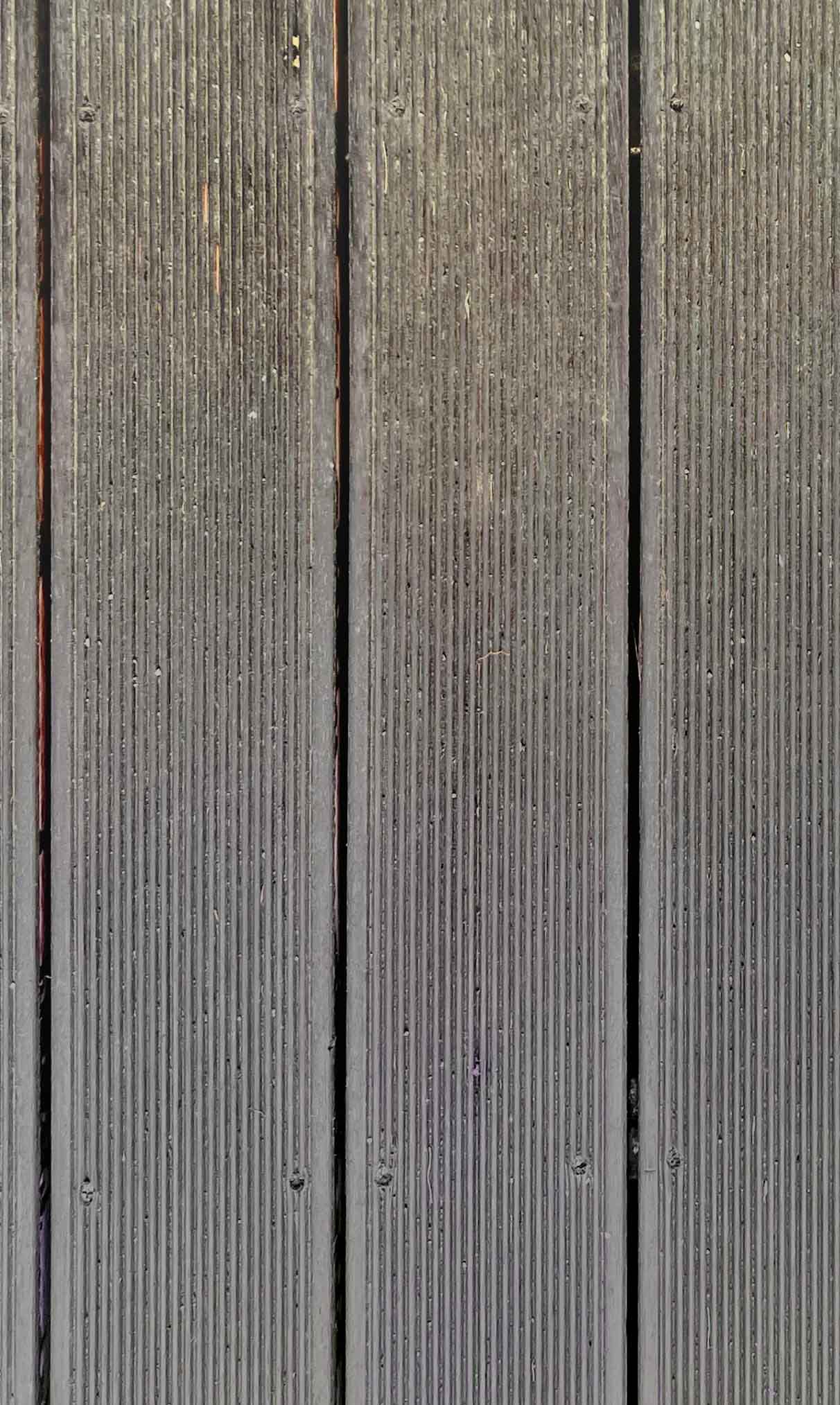 전체적으로 진한 갈색 또는 흑갈색이다. 촘촘한 줄무늬의 미끄럼 방지 처리가 되어 있다.