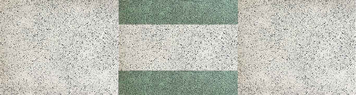 밝은 상아색의 타일이 양쪽 끝에 1개씩 있다. 불규칙한 작은 검은색 점 무늬가 있다. 같은 재질의 초록색 타일 2개가 중간에 가로로 나란히 있다. 2개의 초록색 타일 사이에 상아색 타일이 들어가 있다.