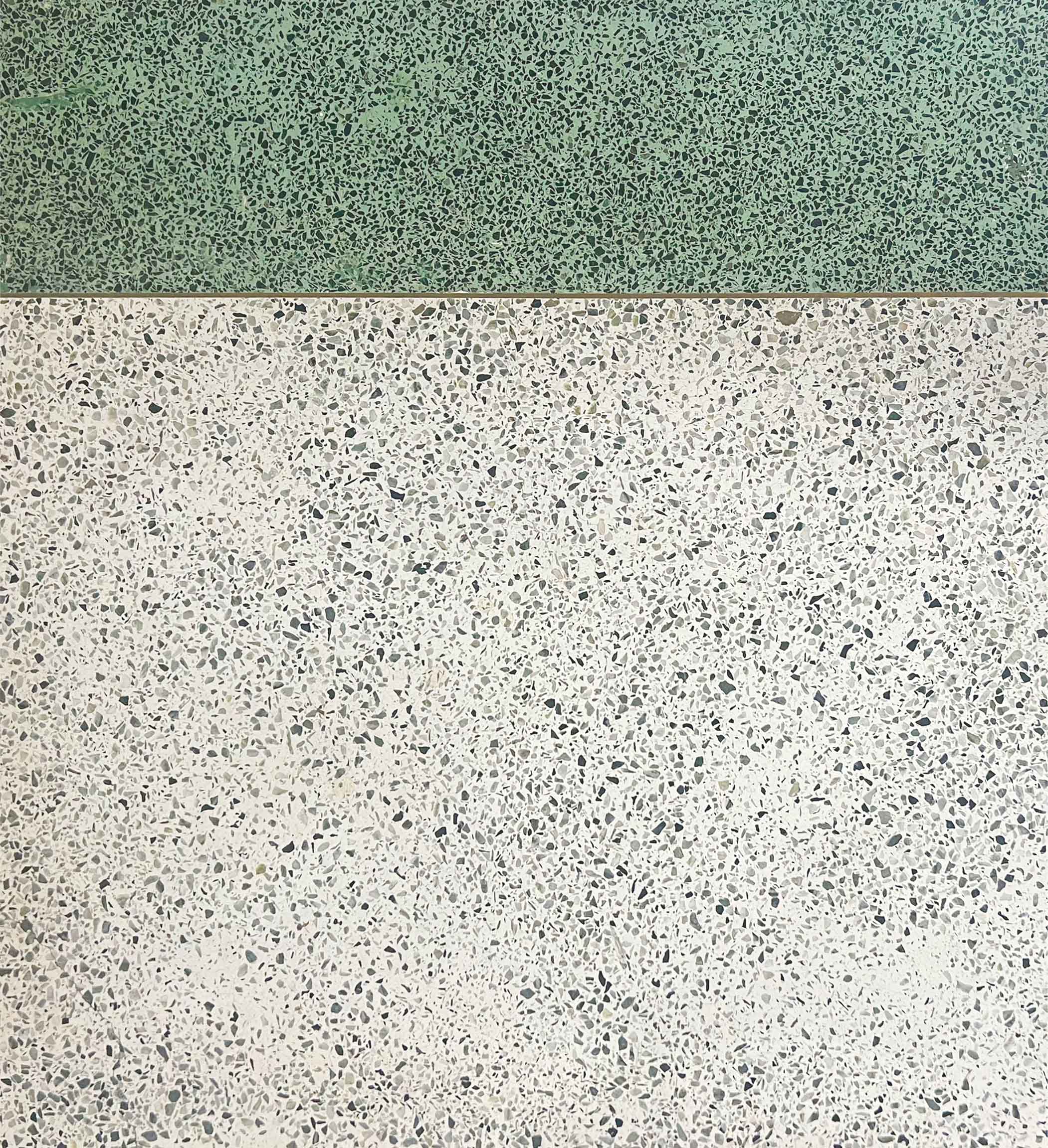 밝은 상아색의 타일이다. 불규칙한 작은 검은색 점 무늬가 있다. 같은 재질의 초록색 타일이 위에 가로로 나란히 있다.