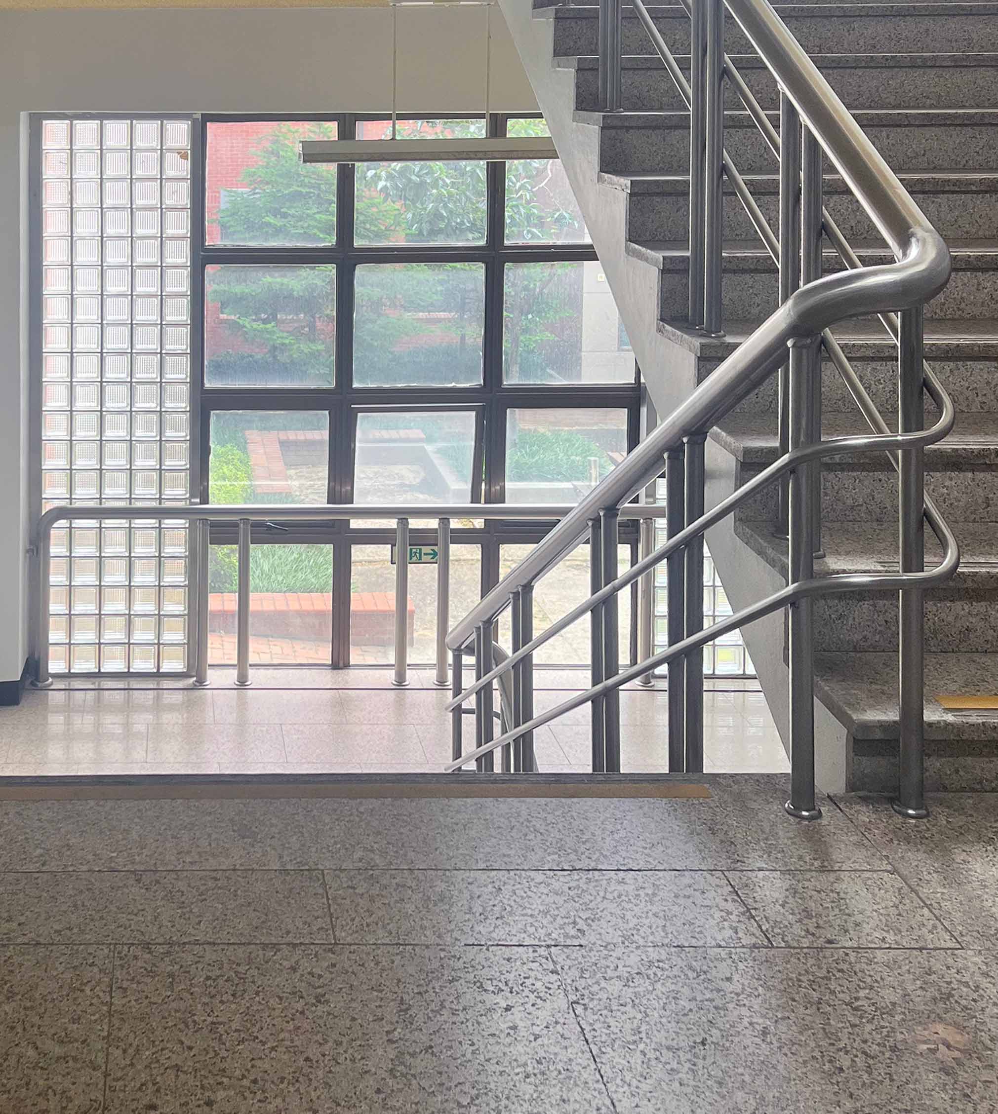 오른쪽 끝에 계단이 부분적으로 보이고 왼쪽에는 창문이 있다. 창문은 정사각형 여러개가 합쳐진 모양이다. 전체적으로 연한 갈색 빛이다.