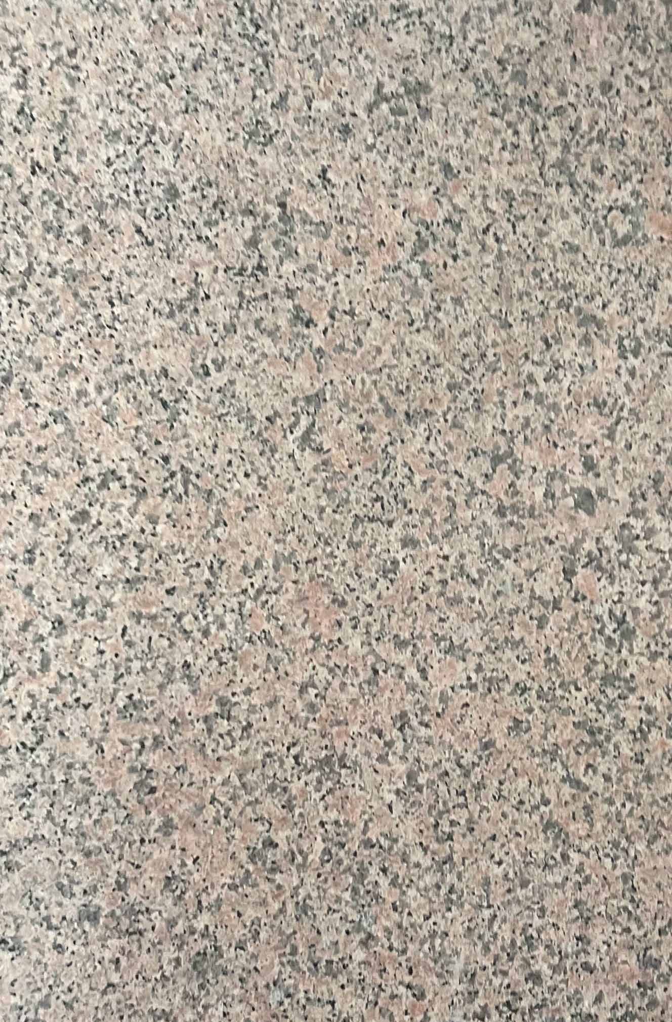 연갈색 바탕에 오묘한 붉은 빛과 어두운 회갈색의 점박이 무늬를 가진 타일이다.