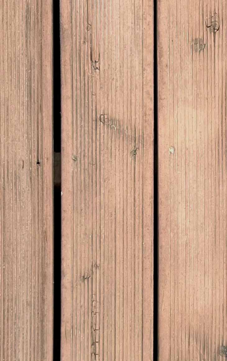 밝은 주황색이다. 자연스러운 나무 무늬가 있다. 긴 나무판들이 가로로 나열되어 있다.