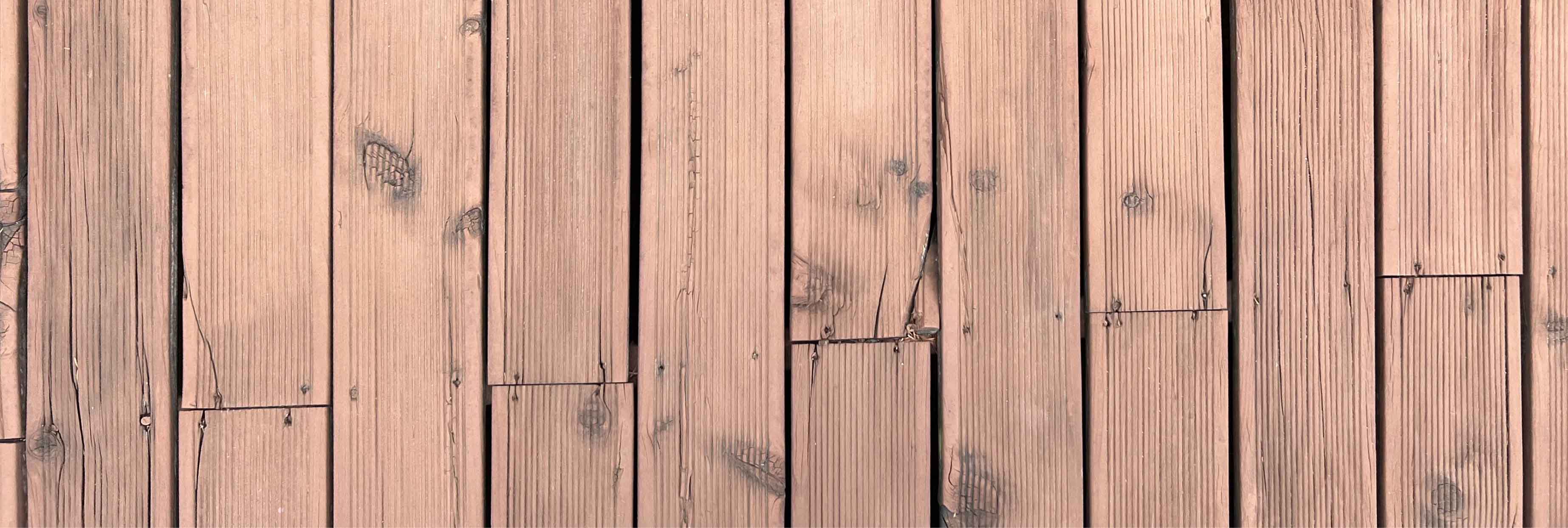 밝은 주황색이다. 자연스러운 나무 무늬가 있다. 긴 나무판들이 가로로 나열되어 있는 바닥 사진이다.