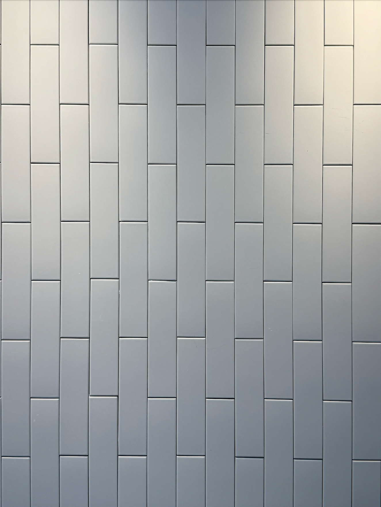 도서관 내부의 벽이다. 벽돌이 세로로 쌓아져 있다.약간 은색의 색상을 띈다