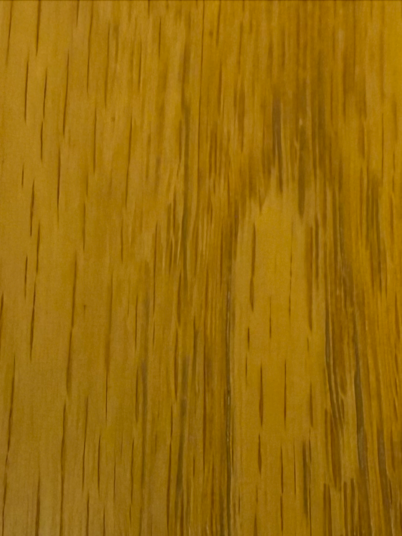 나무 질감의 벽이며 노란 빛을 띈다.