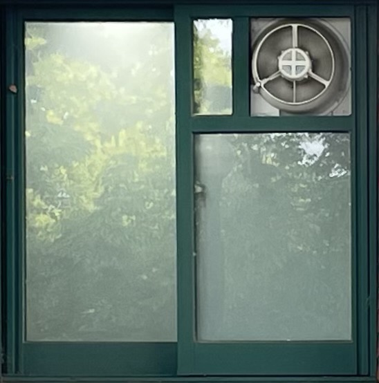 세로로 긴 초록색 철제 프레임으로 구성된 옆으로 밀어서 여는 슬라이드 유형의 창문 사진