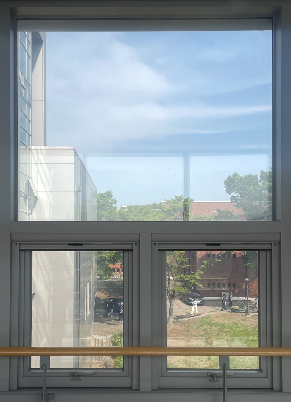 세로로 긴 창이 아래로 3개가 달려있고 개폐하는 방식이 아니고 고정되어 있는 고정 창문의 사진