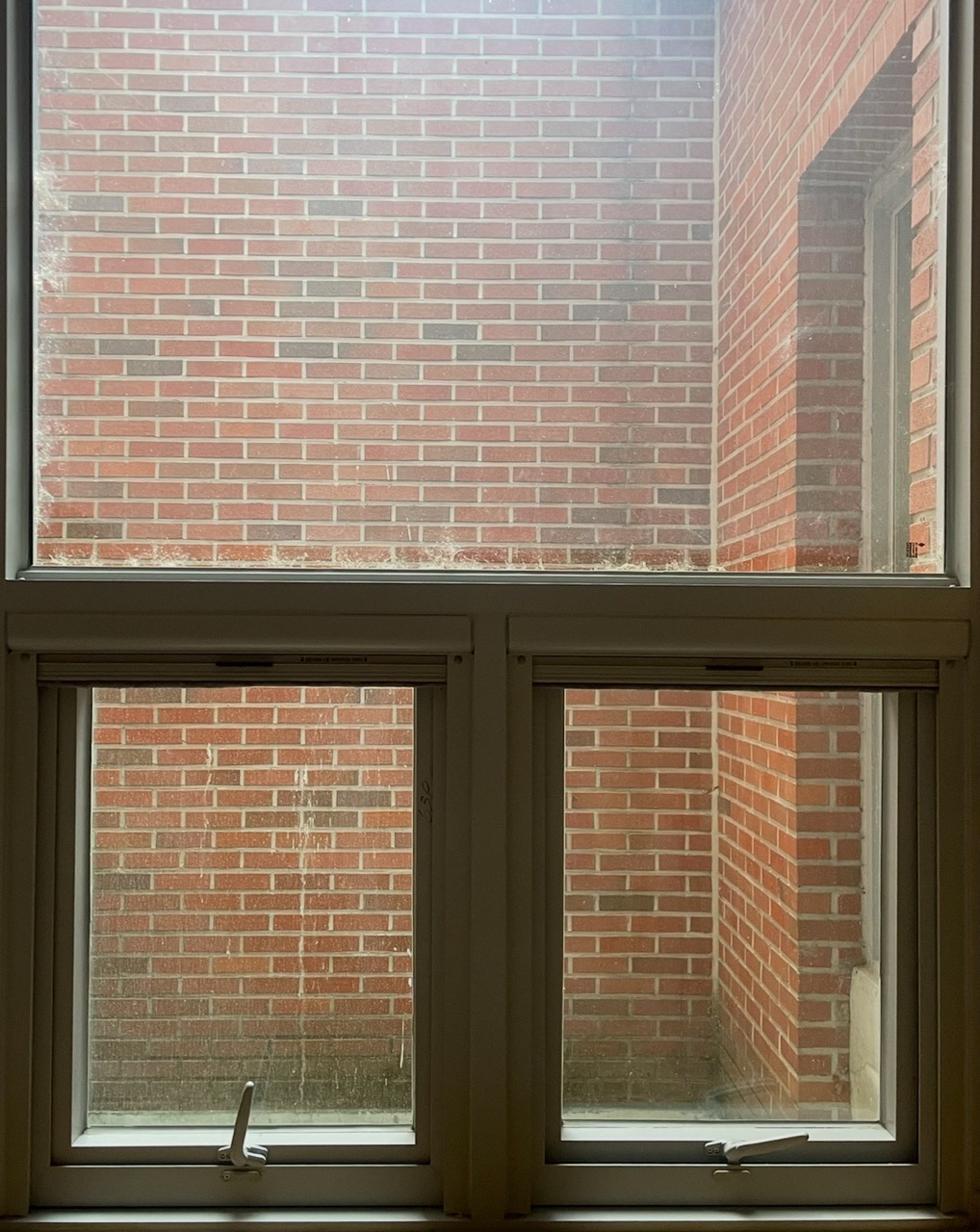 흰색 플라스틱 프레임으로 구성된 안쪽으로 기울여 여는 형태의 틸트 창문 사진