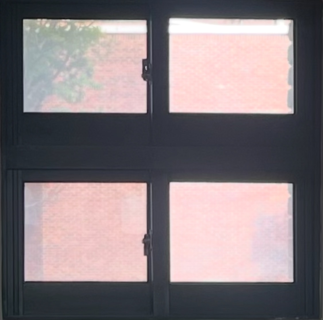 가로로 조금 더 넓은 직사각형의 검은색 철제 프레임의 창문이 아래 위로 붙어있다. 옆으로 밀어서 여는 방식의 슬라이드 창문 사진