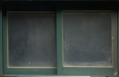 세로로 긴 창이 아래로 2개가 달려있고 옆으로 밀어서 여는 슬라이드 창문의 사진 창문의 앞에 가로로 얇은 창살이 달려있는 사진