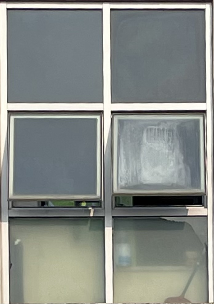 6개로 나누어진 흰색 프레임으로 구성된 안쪽으로 기울어 열려있는 형태의 틸트 창문 사진