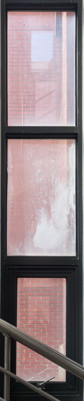 세로로 긴 창이 아래로 3개가 달려있고 개폐하는 방식이 아니고 고정되어 있는 고정 창문의 사진