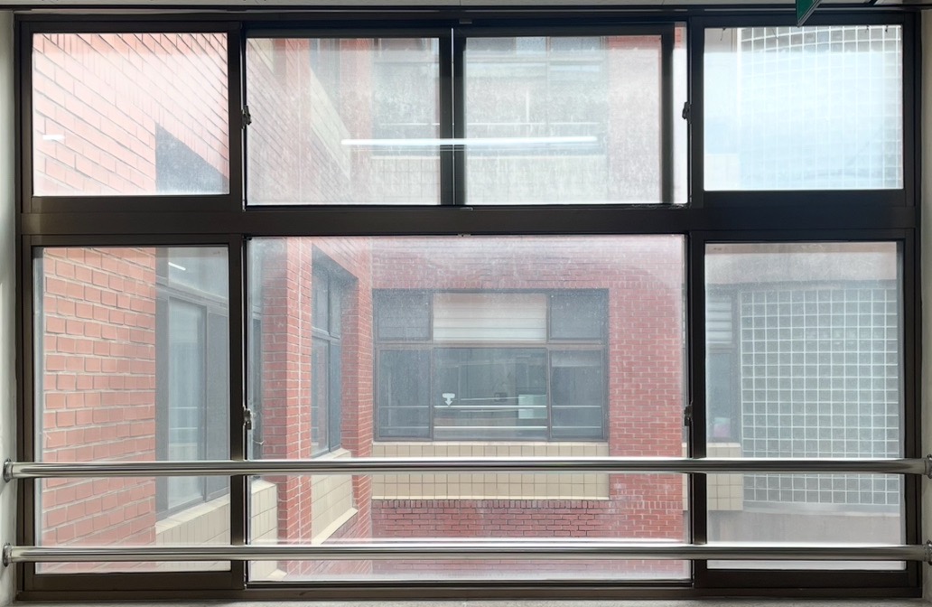 세로로 긴 창이 아래로 3개가 달려있고 개폐하는 방식이 아니고 고정되어 있는 고정 창문의 사진