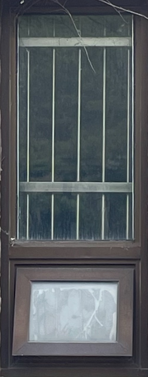 갈색 철제 프레임에 가로로 긴 모양 아래쪽에 앞으로 밀어서 여는 형태의 틸트 창문이 달려있고 반 정도 열려있다