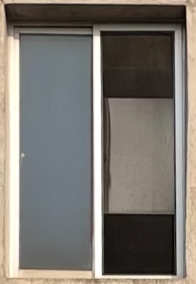 흰색의 플라스틱 프레임, 세로로 긴 모양의 창이며 창문이 반정도 열려있는 사진