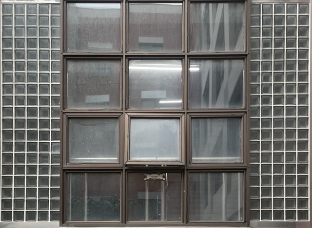 세로로 긴 창이 아래로 3개가 달려있고 개폐하는 방식이 아니고 고정되어 있는 고정 창문의 사진