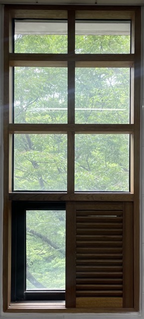 6개로 나누어진 나무 프레임과 우측 하단에 경첩으로 연결 된 미늘창 유형의 사진