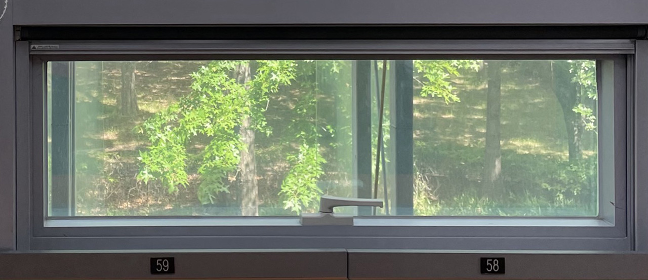 가로로 긴 형태의 철제 프레임으로 구성된 안쪽으로 기울여 여는 형태의 틸트 창문 사진