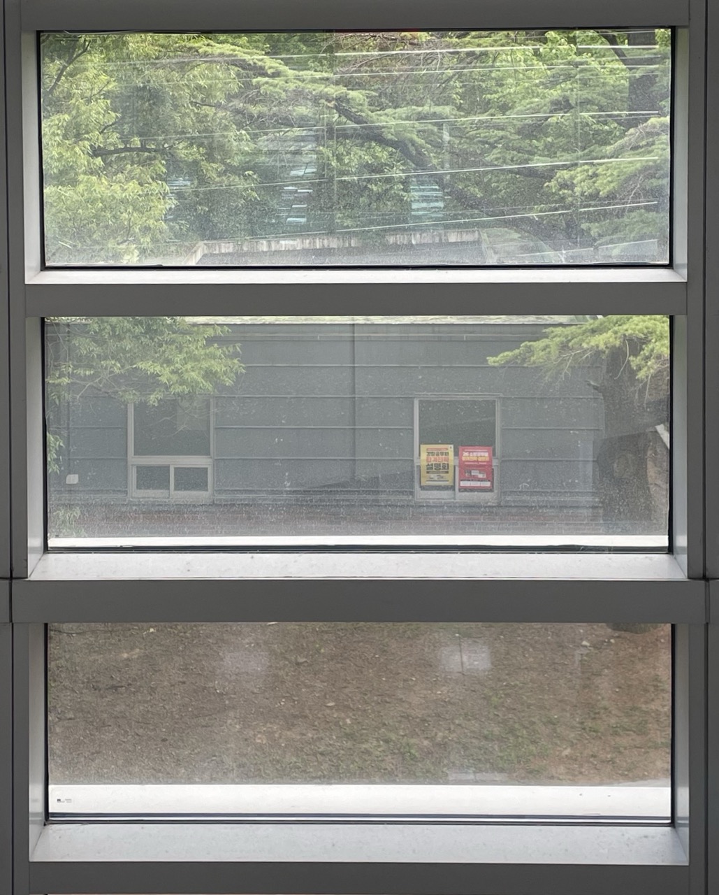 가로로 긴 창이 아래로 3개가 달려있고 개폐하는 방식이 아니고 고정되어 있는 고정 창문의 사진