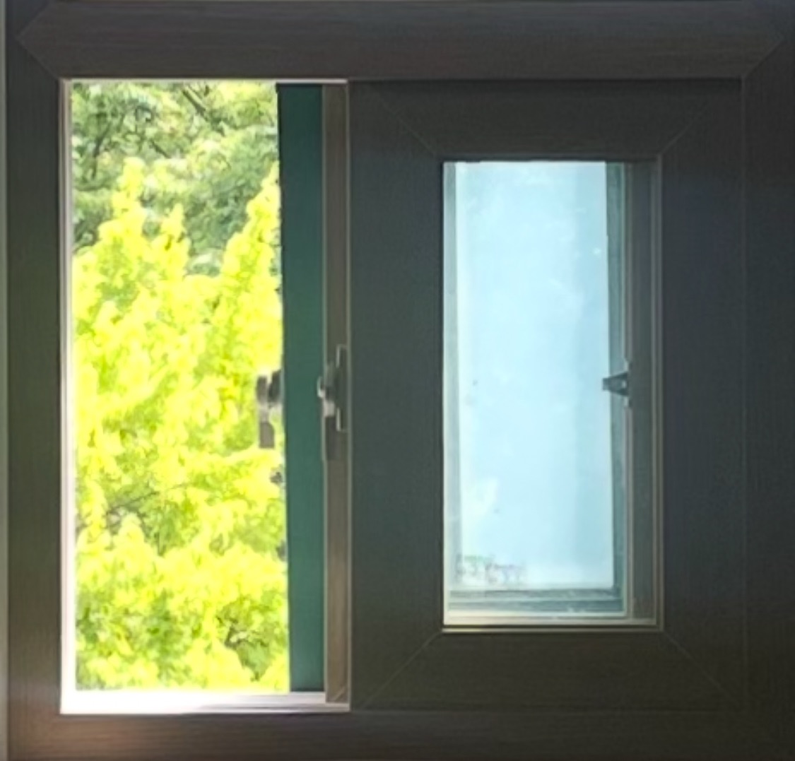 정사각형 모양의 나무무늬 프레임 옆으로 밀어서 여는 방식의 슬라이드 창문이 열려있 사진