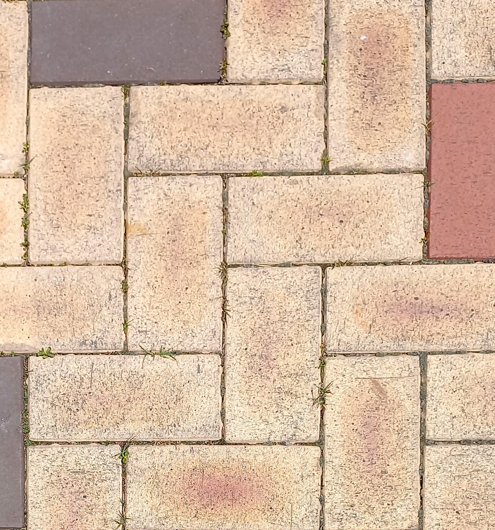 다홍색, 옅은 회색이 섞인 노란색, 고동색의 직사각형 점토 벽돌이 교차 무늬로 배열된다.