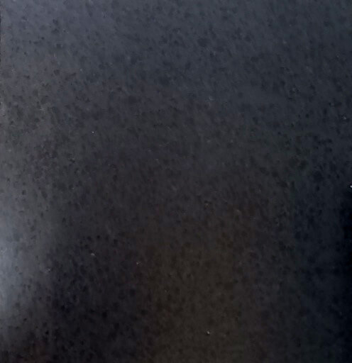 정사각형 틀에 어두운 검정색. 매끄럽고 윤이 나는 에폭시 코팅 바닥.