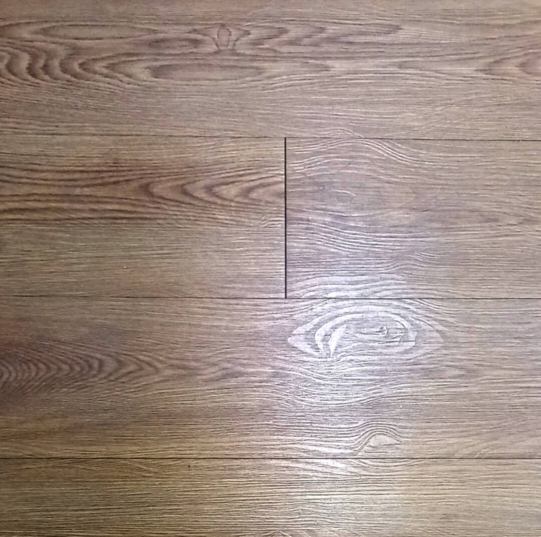 전체 색은 밝은 갈색.붉은 고동색의 나무 나이테 무늬 타일