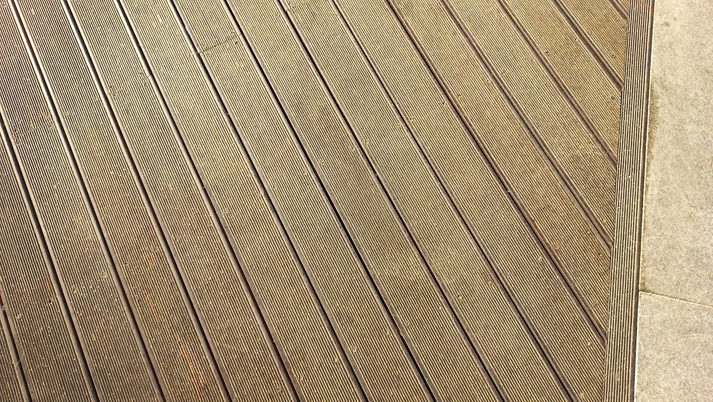 황토색깔의 대각선으로 놓여져 있는 나무바닥