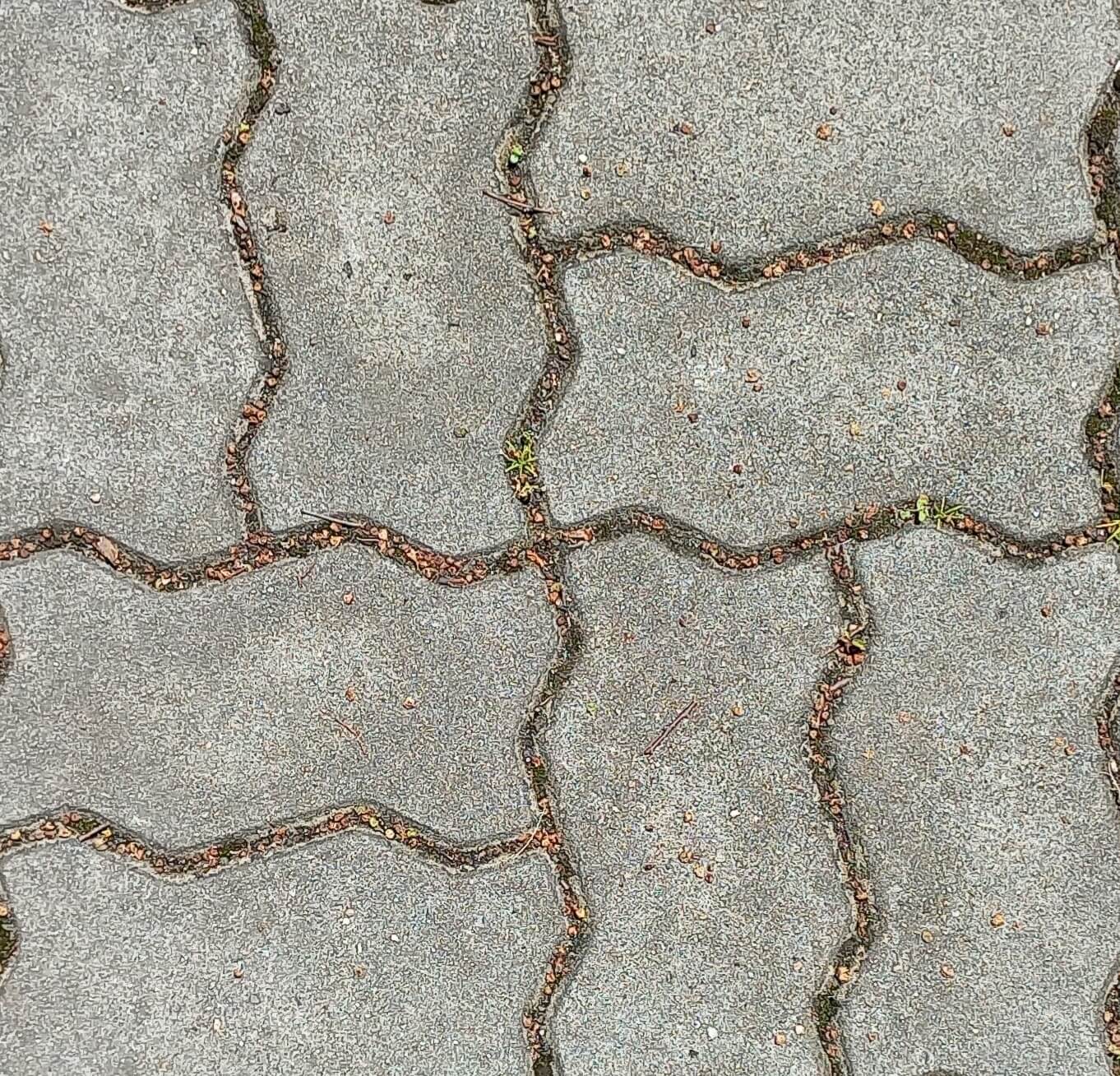 지그재그 형태로 맞물려 있고 블록들이 전체적으로 알파벳 'W'와 비슷한 형태로 배치되어 있다.