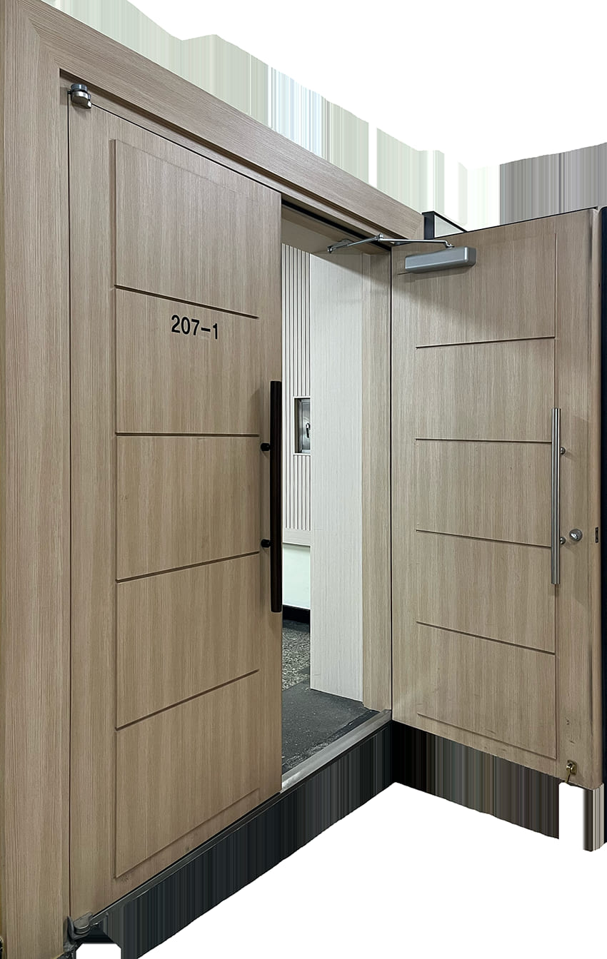 영남대 상경관의 양 옆으로 열리는 나무합판에 밝은 색 나무무늬 시트지를 붙인 문이다.양쪽에 긴 검은 손잡이가 달려있다.왼쪽 문에는 207-1이라는 강의실 번호가 적혀있다.