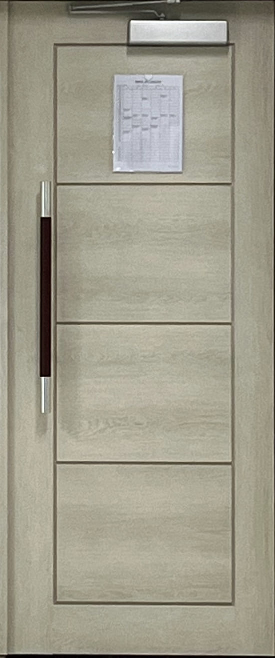 영남대 공과대학의 나무 결 무늬 시트지를 붙인 철로 된 진한 갈색의 긴 손잡이가 달리고 안내사항이 적힌 종이가 붙은 문