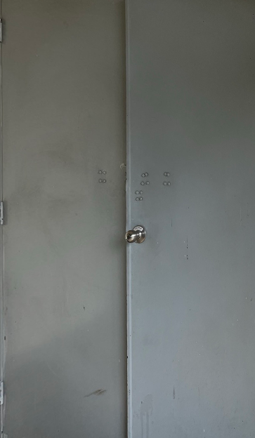 영남대 공과대학의 양 옆으로 열리는 철문이다.색은 노란끼도는 회색이고 오른쪽에만 둥근 손잡이가 달려있다.