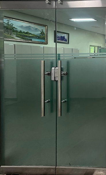 영남대 공과대학의 양 옆으로 열리는 문이다.유리로 되어있고 테두리만 철로 되어있다. 손잡이는 양쪽에 긴 원형 철로되어 있고, 문의 위쪽부분만 조금 남겨두고 유리에 시트지를 붙여 안을 볼 수 없게 해두었다.