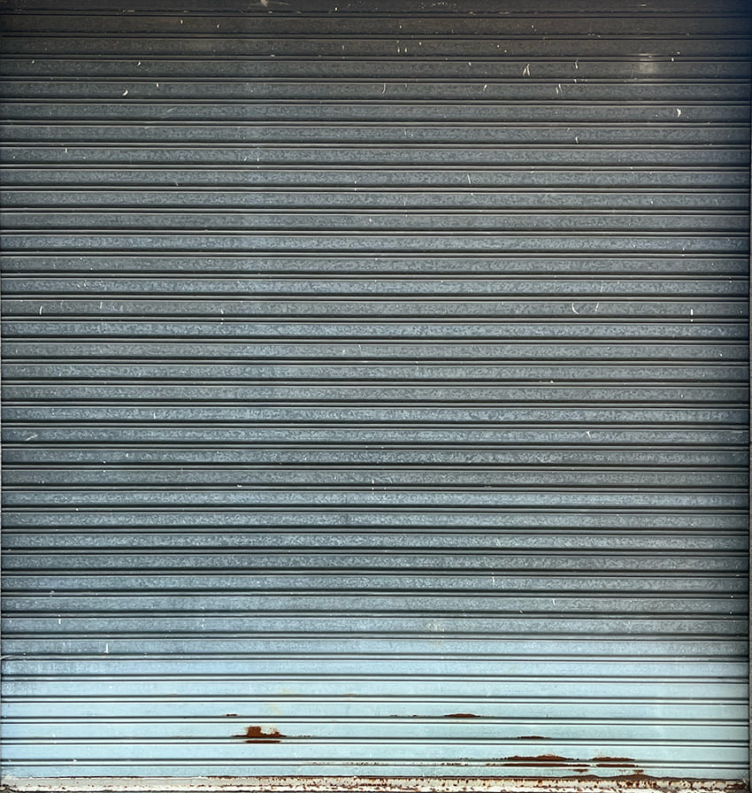 영남대 박물관의 창고로 들어가는 미닫이문이다. 철로 되어있고 회색에 푸른끼가 도는 색상이다.야외에 있는 문이라 군데군데 녹이 슬어있다.