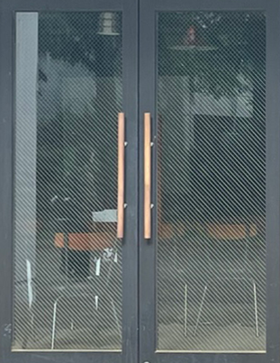 영남대 자연과학대학의 양 옆으로 열리는 유리문이다.테두리는 검은 무광 철로 되어있고 손잡이는 양 옆에 긴 원통 나무손잡이가 달려있다.문 안에는 여러 나무 의자들이 보인다.