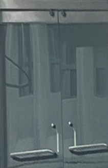 영남대 자연과학대학에있는 유리문.옥상에 있고 윗부분만 철로된 테두리가 있고 양쪽에 가로로 긴 철 손잡이가 달려있다.