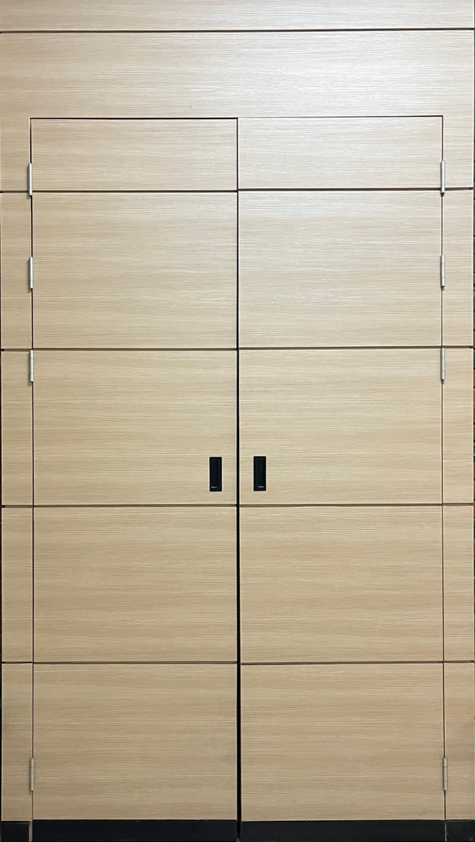 영남대 상경관의 양 옆으로 열리는 나무합판에 나무무늬 시트지를 붙인 문이다.손잡이 대신 직사각형 형태의 홈이 있어 그걸 잡고 열수있다.