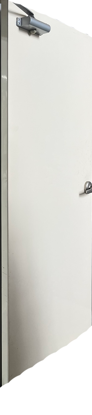 영남대 상경관의 복도와 계단 사이를 구분해주는 흰색에 밝은 갈색 계열을 섞은 색의 철로 된 미닫이문