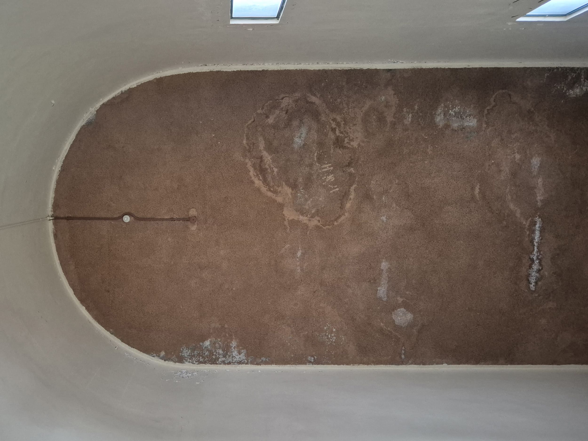 긴 타원형의 형태를 가진 천장, 천장의 형태가 반쯤 잘려서 찍혀있는 사진