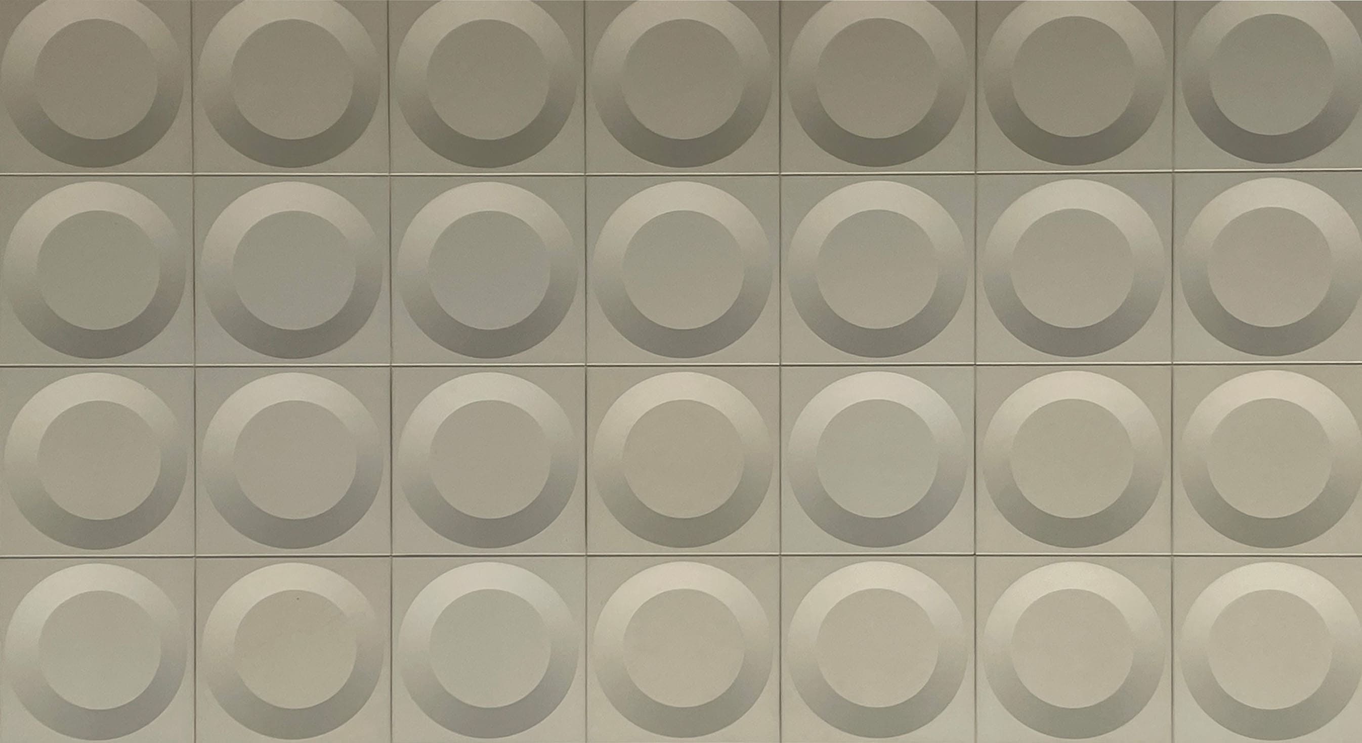 원형 페이지의 대표이미지인 이 천장은 영남대학교의 제 1디자인관 입구에서 촬영한 이미지다. 한줄에 가로로 7개씩 세로로는 4개인 원형 타일로 구성돼있다. 정사각형 타일 안에 원이 그릇 형태로 입체적이다. 규칙적으로 반복적인 게 특징인 천장이다. 전체적인 색은 누런 회색이다.