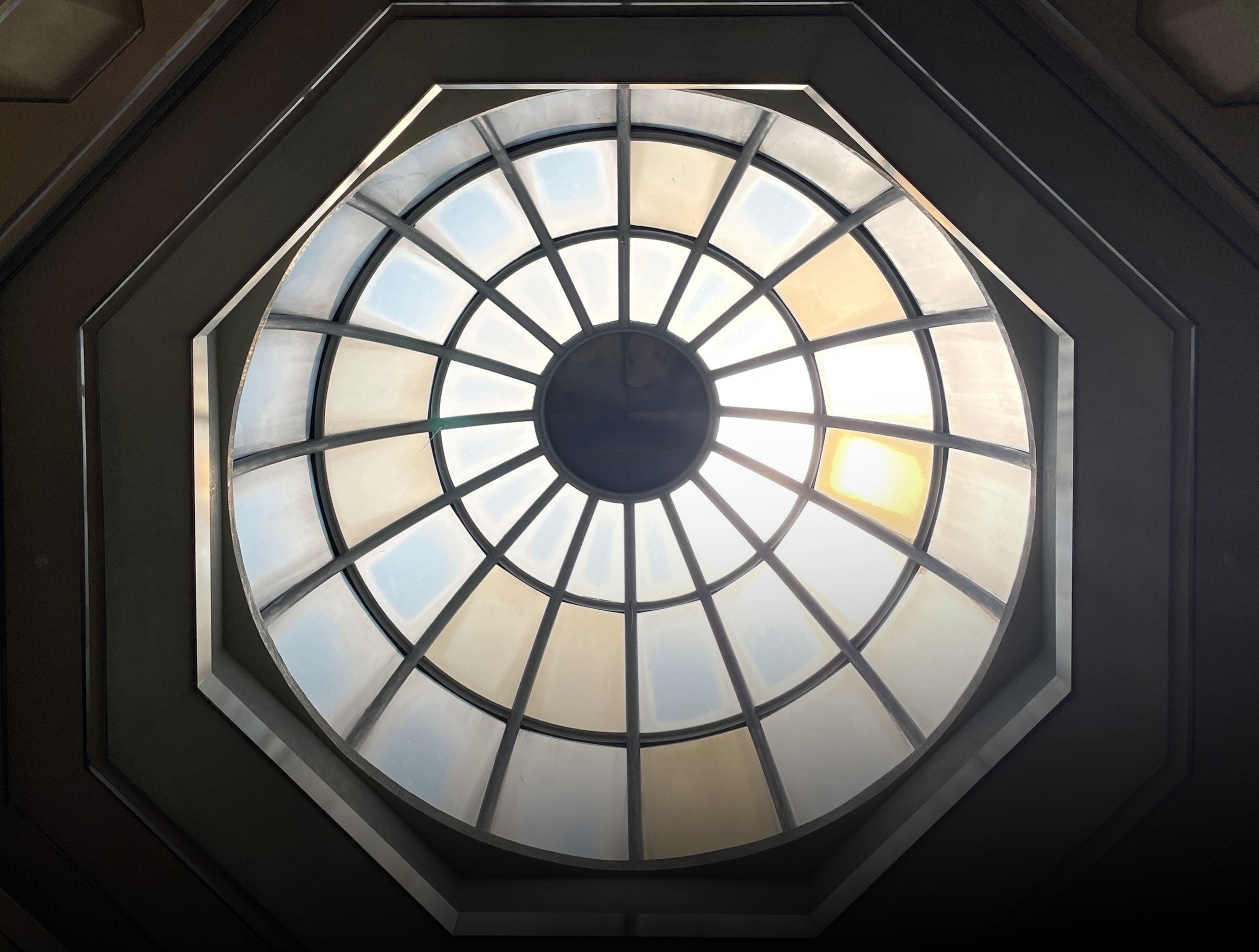 돔형 페이지의 대표이미지인 이 천장은 영남대학교의 박물관의 1층 중앙에서 촬영한 이미지다. 3개의 검고 큰, 중간, 작은 팔각형으로 구성돼있다. 팔각형의 바깥쪽 테두리는 금속 재질로 처리돼있다. 안 쪽 중앙에는 4개의 젤 큰, 두번째로 큰, 중간, 작은 원이 있다. 이 원들은 반투명해서 하늘 색이 보이는 천장이다. 16개의 곡선들이 가장 작은 원형의 중앙으로 모여 지탱한다.