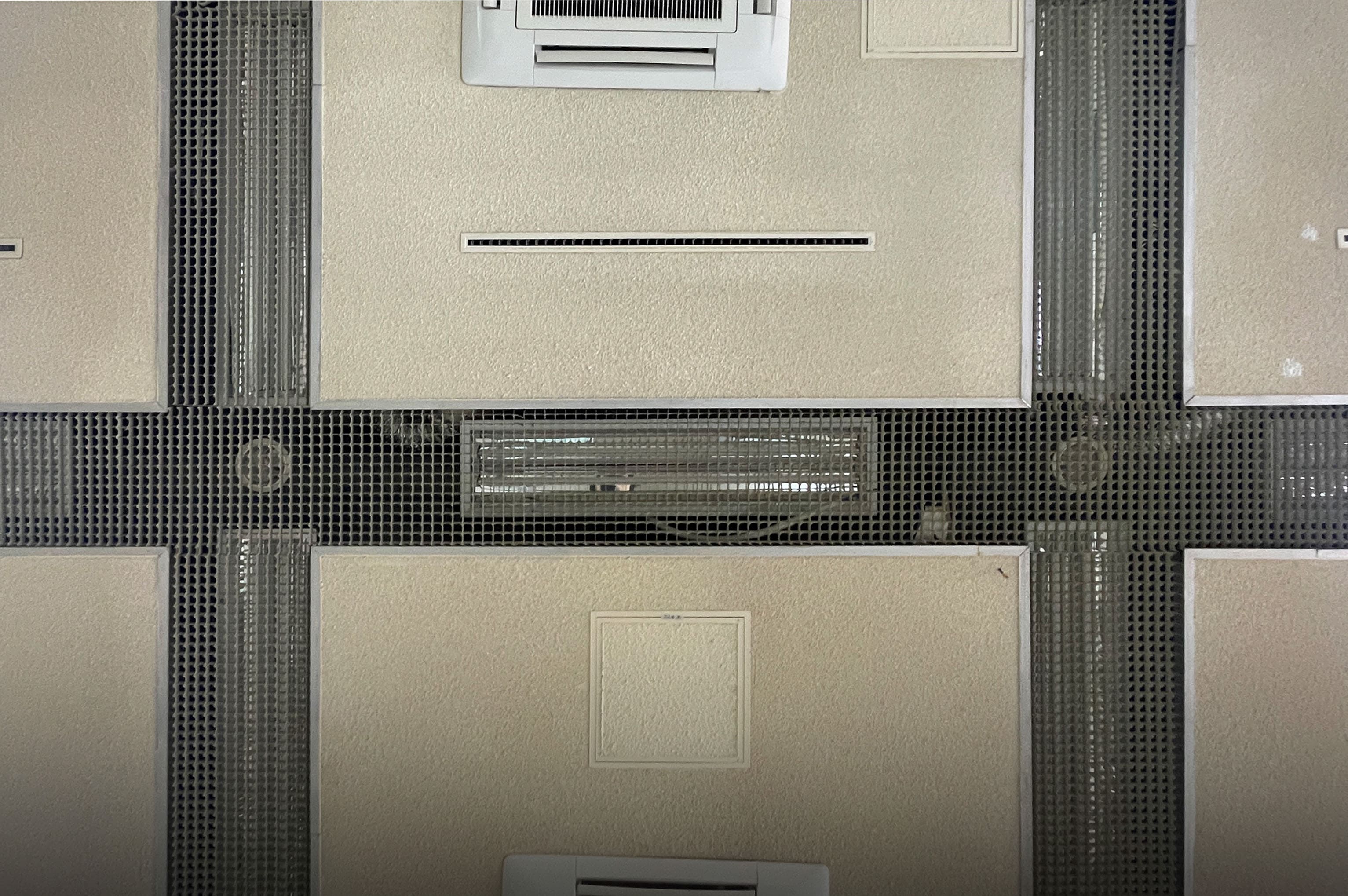 밑에 줄에서 첫번째 이미지는 시스템 천장이다. 영남대학교 박물관의 전시장 안에서 촬영한 이미지다. 베이지색의 사각 형 섬유 석고 천장을 철제 소재가 외곽을 감싸는 형태의 천장이다. 섬유 석고천장의 중앙에는 에어컨 혹은 사각형의 조명이 자리잡고있다. 외곽의 검은 철제는 세세하게 그리드형태로 반복되며 그리드 안이 뚫려있기 때문에 천장의 안 쪽 구조가 다 보인다.