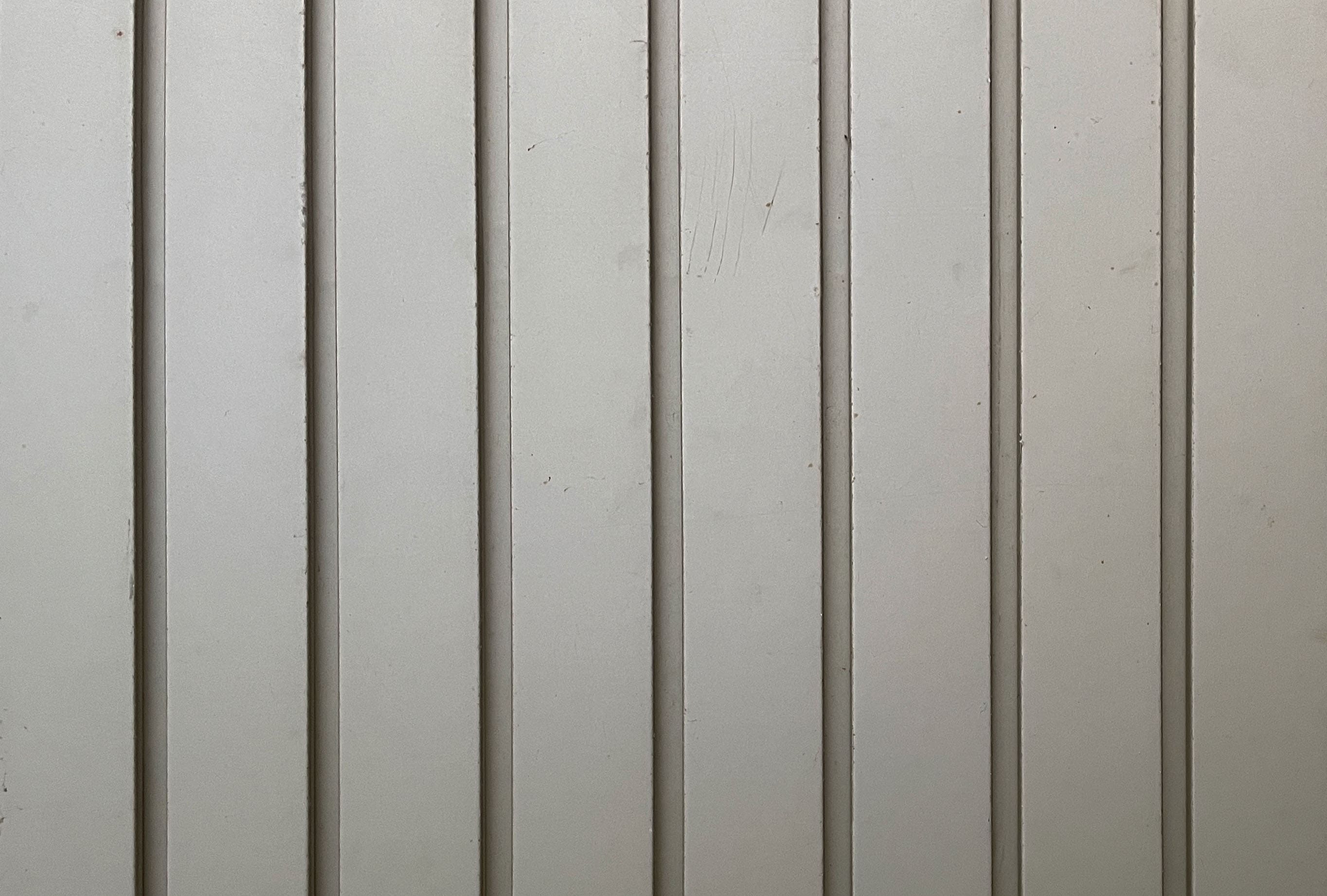 첫줄의 두번째 이미지는 철제 천장이다. 영남대학교 상경관에서 촬영한 이미지다. 금속 재질의 직사각형들이 세로로 나열되있는 형태이다. 다른 사각형 입체천장들 보다는 납작하기 때문에 두께가 얇다. 전체적인 색은 회색을 띈다. 