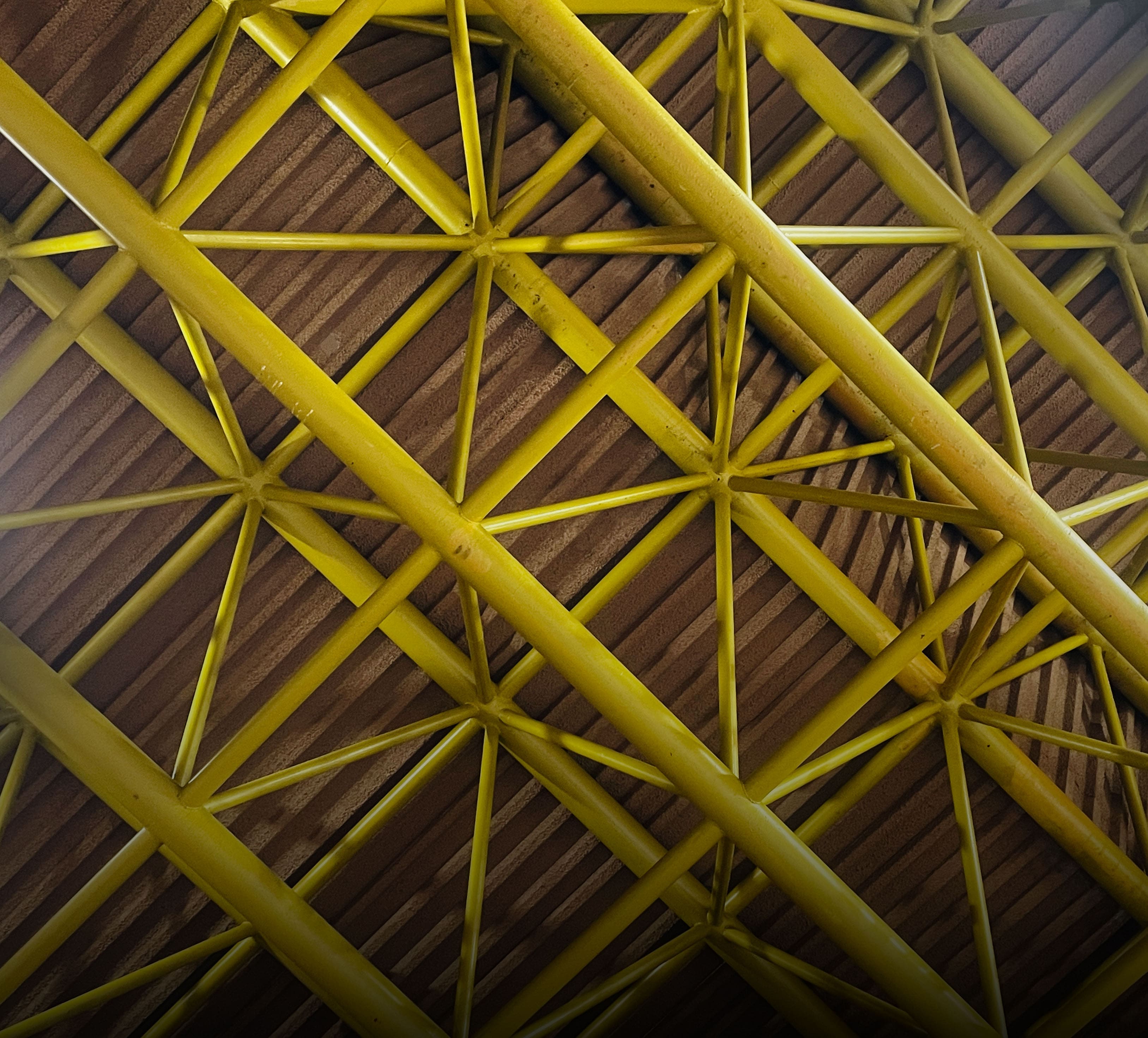 삼각형 페이지의 대표이미지인 이 천장은 영남대학교의 상경관 입구에서 촬영한 천장이다. 노란색 철제 기둥이 안쪽과 바깥쪽까지 격자 모양으로 구성돼있다. 사각형 기둥 안 속에 X자 형태의 노란 철제 기둥으로 구성돼있다. 철제 기둥들 속 가장 안 쪽의 천장은 갈색이며 대각선의 반복 되는무늬로 구성 돼있다. 