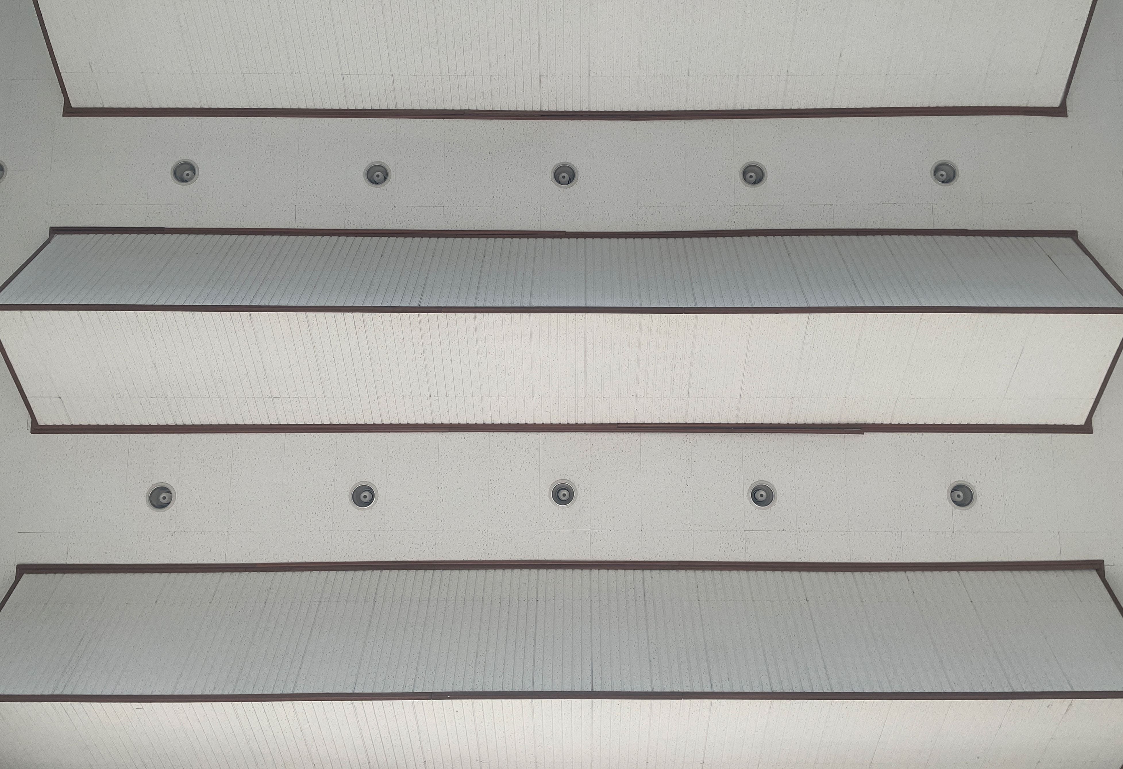 홈페이지 대표이미지인 이 천장은 영남대학교의 박물관 입구에서 촬영한 이미지다. 정면에서 볼 때는 사각형의 형태인 것 같지만 측면에서 볼 때는 긴 삼각형 입체모양이 3개인 천장이다. 자세하게 보면 삼각형에 세로로 줄무늬가 있다. 전체적인 색은 하얀색이며 삼각형의 외곽선에 갈색의 선이 있다. 삼각형 사이의 조명은 매립등이며 한줄에 6개씩 가로로 달려있다. 