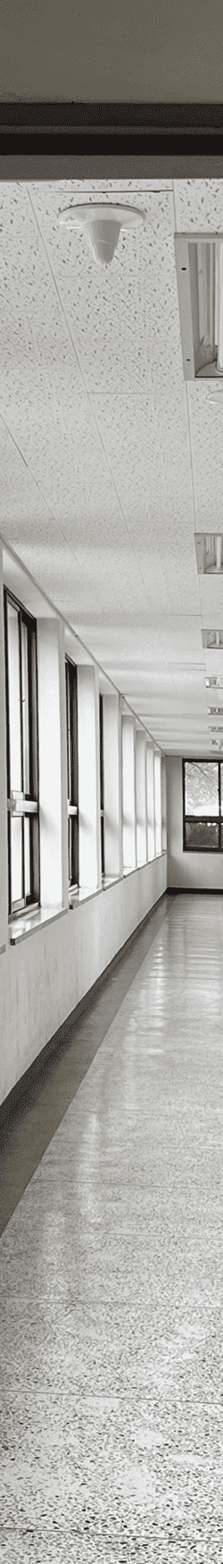 중간에 소실점이 모이는 복도를 세로로 4분할 했을 때의 왼쪽에서 두번째 사진. 콘크리트 벽에 검은색 알루미늄 창틀, 사각형 창문을 6분할하여 위에 3개는 아래가 긴 직사각형, 아래 3개는 가로로 긴 직사각형이다. 천장은 흡음 패널.