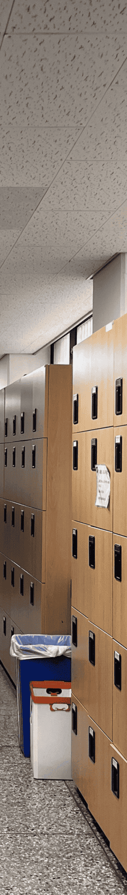 중간에 소실점이 모이는 복도를 세로로 4분할 했을 때의 왼쪽에서 네번째 사진. 오른쪽 벽에는 사물함과 쓰레기통이 있다. 사물함 뒤 벽에는 창문이 있다. 흡음패널 천장. 복도 끝에는 방음처리된 문이 있다.