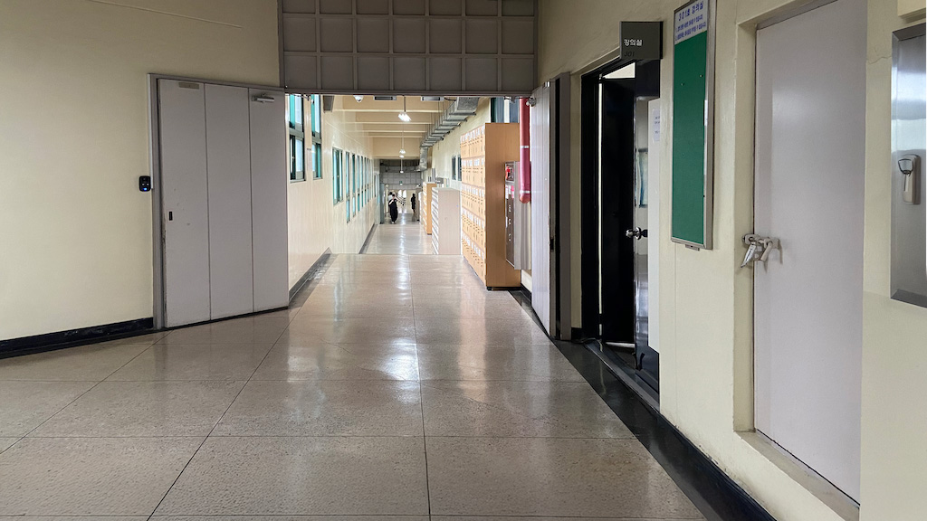 영남대학교 미술관 이미지. 앞에는 가로로 긴 계단이 있다. 그 위로 복도가 이어져있다.