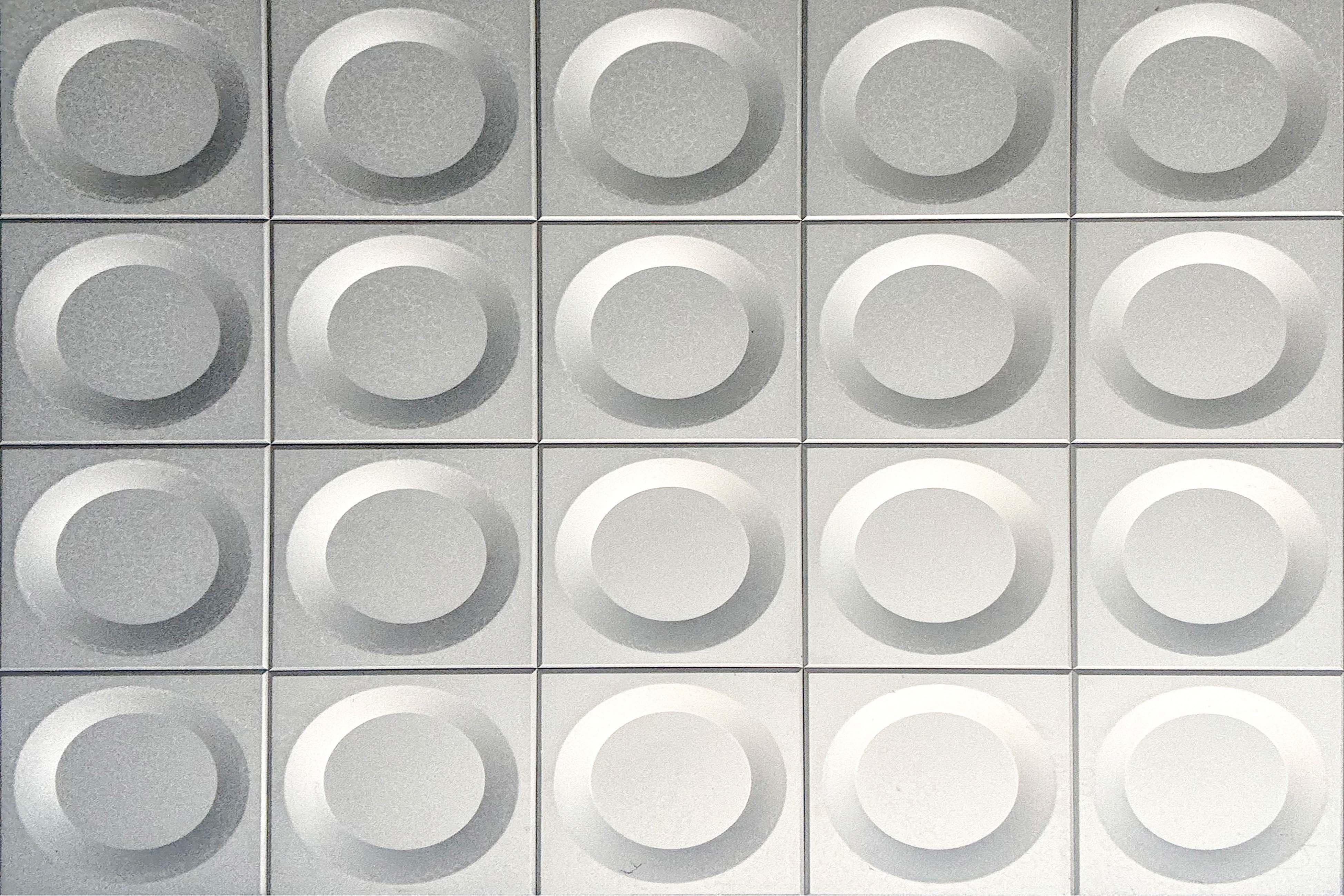 수많은 동그라미의 판이 일정하게 천장 전체를 이룬다. 햇빛을 받아 왼쪽 상단에서부터 오른쪽 하단까지 서서히 밝아지고 있다. 각 천장판 사이 얇은 홈이 있다. 