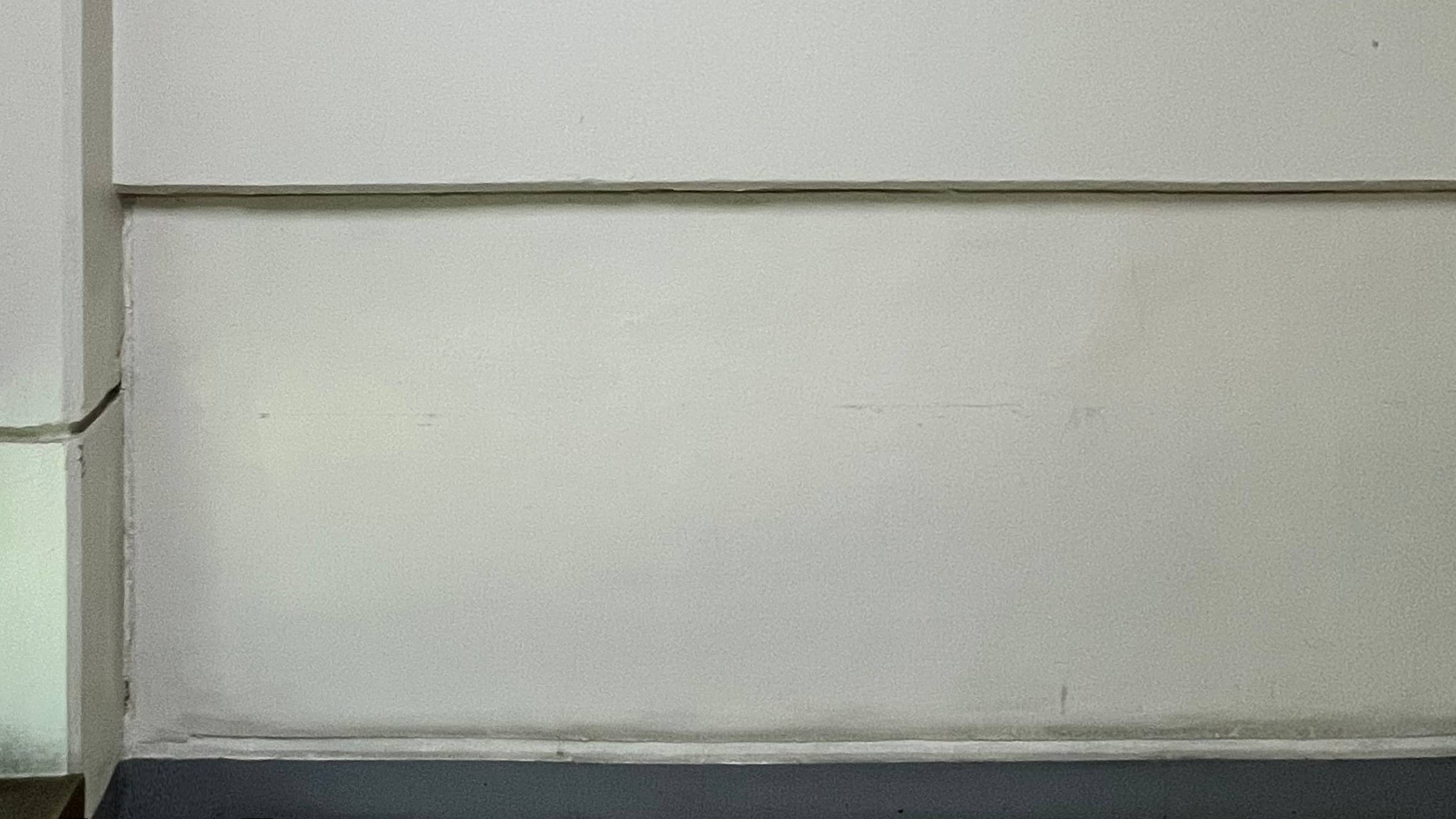 이 벽은 전체적으로 연한 회색빛을 띠고있다. 벽 중앙을 가로지르는 선은 살짝 튀어나와 표면은 살짝 거칠고 오래된 느낌이다.